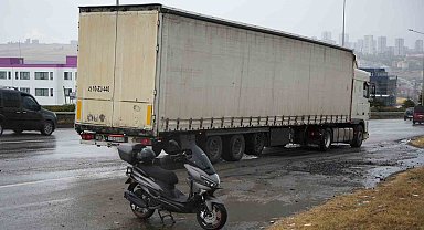 Geri geri giden tır, motosiklete çarptı: 1 yaralı
