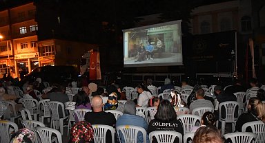 Gezen Sinema isimli tır Söğüt'te halkla buluştu