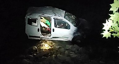 Giresun'da hafif ticari araç dereye uçtu: 4 yaralı