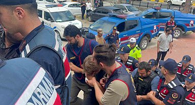 Hacovid Yaylası'nda 3 akrabasını bıçaklayarak öldürüp evlerini ateşe veren 3 kişi Araklı Adliyesi'ne getirildi