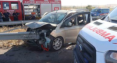 Hafif ticari araç bariyere ok gibi saplandı: 2 ölü, 4 yaralı