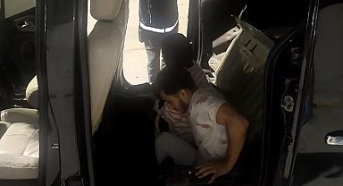 Hafif ticari aracın arka koltuğunun altından 2 kaçak göçmen çıktı