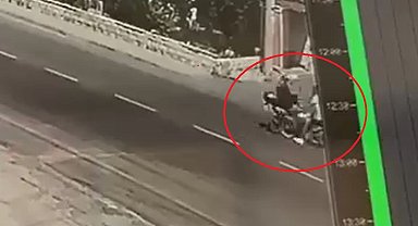 Hatay'da 2 motosikletin çarpışması güvenlik kamerasına yansıdı