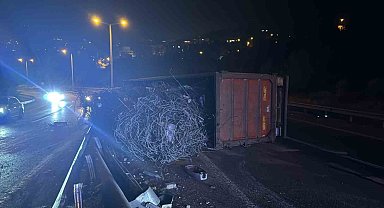 Hatay'da demir yüklü tır devrildi: 1 yaralı