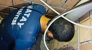 Havalandırma boşluğunda mahsur kalan yavru kediyi itfaiye kurtardı