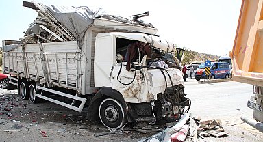 Hurdaya dönen kamyonetten sağ çıktı