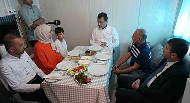 İBB Başkanı İmamoğlu, depremzede aileyle konteynerde kahvaltı yaptı