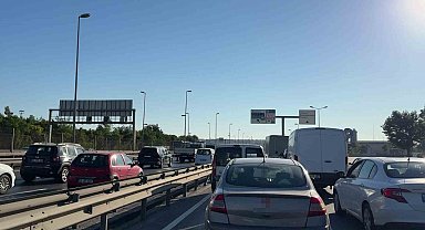İBB ekipleri çalışma olmayan Avcılar-Küçükçekme arasını dubalarla kapatınca, trafik çilesi başladı