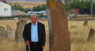 İki asırlık sahipsiz mezarlar sırrını koruyor