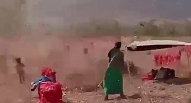 İki çocuk hortumun arasında kaldı