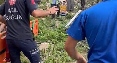 İki katlı ahşap ev küle döndü: Yangın esnasında ikinci kattan atlayan 3 kişi yaralandı