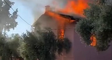 İki katlı ev çıkan yangında kullanılamaz hale geldi