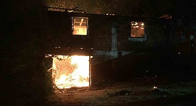 İki katlı ev kullanılamaz hale geldi: Evdekileri vatandaşlar kurtardı
