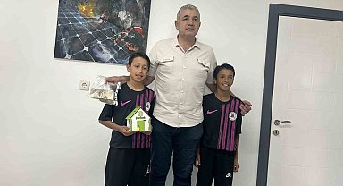 İkizler, krampon paralarını Isparta 32 Spor'a bağışladılar