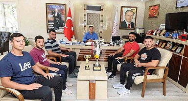 İl Müdürü Öztürk başarılı güreşçileri tebrik etti