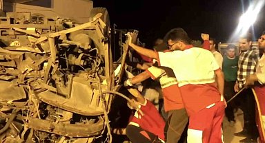 İran'da Pakistanlı yolcuları taşıyan otobüs devrildi: 28 ölü, 23 yaralı