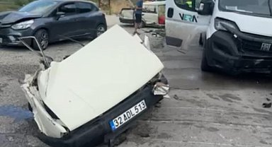 Isparta-Antalya Karayolu'nda 3 aracın karıştığı kazada 7 kişi yaralandı