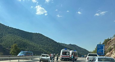 Isparta'da otomobil bariyerlere çarptı: 1'i bebek 4 yaralı