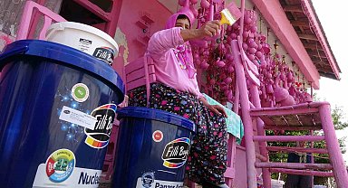 Isparta'nın 'Barbie'si Sakine teyzeye Filli Boyadan destek