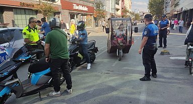 İstanbul caddesinde motosiklet denetimi