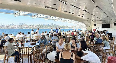 İstanbul'da öğrenci yurtlarında ücretsiz kalan emekliler boğaz turu yaptı