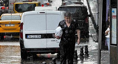 İstanbul'da sağanak yağış etkili oluyor