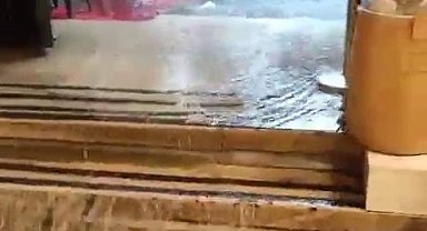 İstanbul'da sağanak yağış: Mısır Çarşısı'nı su bastı