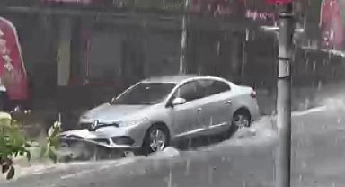 İstanbul'da yollar göle döndü, sürücüler zor anlar yaşadı