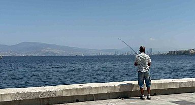İzmir Körfez'deki felakete rağmen balık tutmaya devam ediyorlar