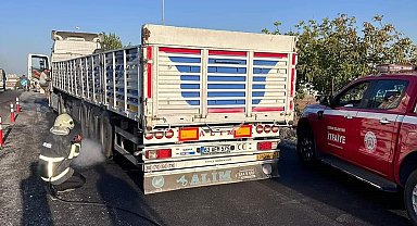İzmir yangınından dönerken alev alan tıra müdahale ettiler