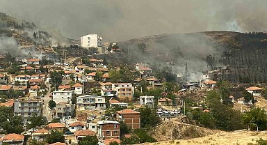 İzmir'de dün gece Yamanlar'da başlayan orman yangını evlere sıçradı. İtfaiye ekipleri olağanüstü bir çabayla yangını söndürmeye çalışıyor.