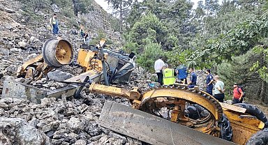 İzmir'de iş makinesi uçuruma yuvarlandı, operatör can verdi