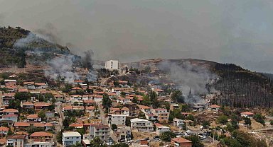 İzmir'deki orman yangını yerleşim yerlerine sıçradı: Bazı evler kül oldu