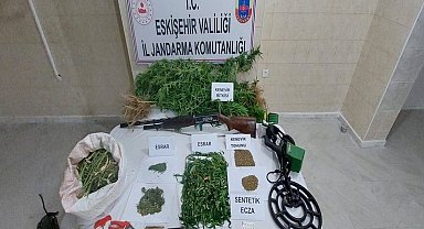 Jandarma uyuşturucu ticareti yapan ve sahte polis kimlikleri bulunduran şüpheliyi yakaladı