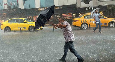 Kabataş'ta tramvay yolu su kanalına döndü, seferler durdu