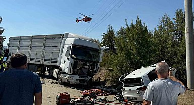 Kamyonla otomobil kafa kafaya çarpıştı: 1 ölü, 3 yaralı