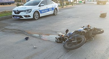 Kamyonun altında kalmaktan kurtulan motosiklet sürücüsü ölümden döndü