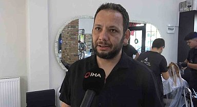 Kanser olan müşterisine destek olmak isteyen kuaför kendi saçını da kazıdı