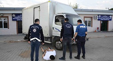 Kapalı kasa kamyonetle kaçarken yakalandılar: 1 organizatör ve 32 yabancı uyruklu yakalandı