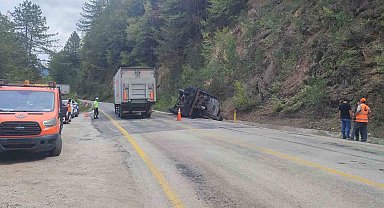 Karabük'te asfalt yüklü kamyon devrildi: 3 yaralı