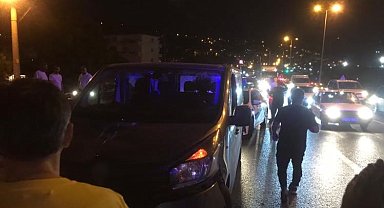 Karadeniz Ereğli'de park halindeki tırlara çarpan araç hurdaya döndü