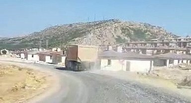 Karayoluna mıcır dökerek ilerledi