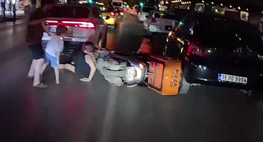 Karısına motosiklet çarpan, çocuğu ölümden dönen adam sinirlerine hakim olamadı: O anlar kamerada