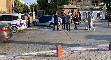 Karısını alışverişe gitmek için aldığı otomobilinde 