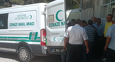 Karşıya geçerken otomobilin çarptığı yaşlı adam kurtarılamadı