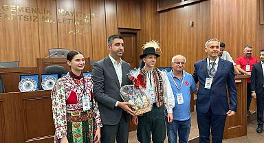 Kartal'da Uluslararası Halk Oyunları Festivali'ne katılan gruplara plaket takdim edildi