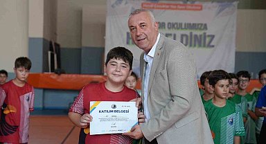 Kartal'da yaz spor okulunun 3. dönem öğrencileri sertifikalarını aldı
