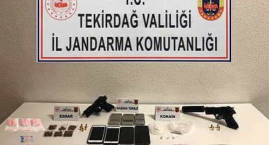 Kasten öldürme suçundan aranan zanlı silah, uyuşturucu ve paralarla yakalandı