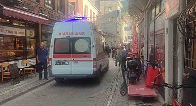 Kavga sırasında kırılan cam sokaktan geçen engelli gencin üzerine düştü