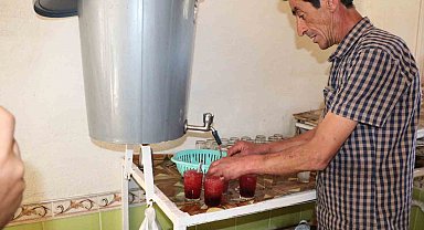Kavurucu sıcakta Akdağ'daki kardan yapılan şerbetle serinliyorlar